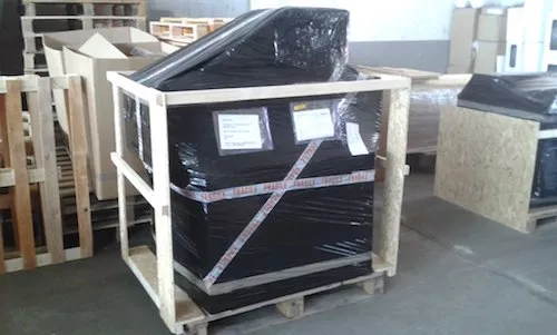 Großer, verpackter Gegenstand in einer Holzkiste gesichert und bereit für den Transport