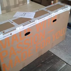 großer Versandkarton mit der Aufschrift „Mit Leidenschaft hergestellt – für Sie gemacht“